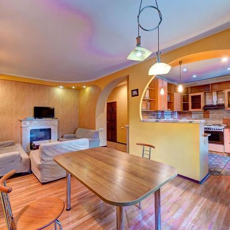 Three-Room Apartment Near Ocean Plaza キエフ エクステリア 写真