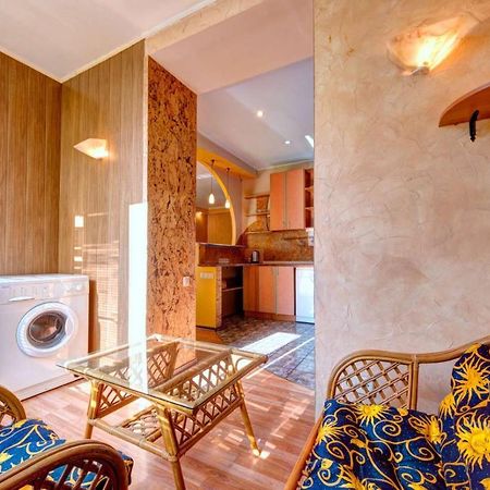 Three-Room Apartment Near Ocean Plaza キエフ エクステリア 写真