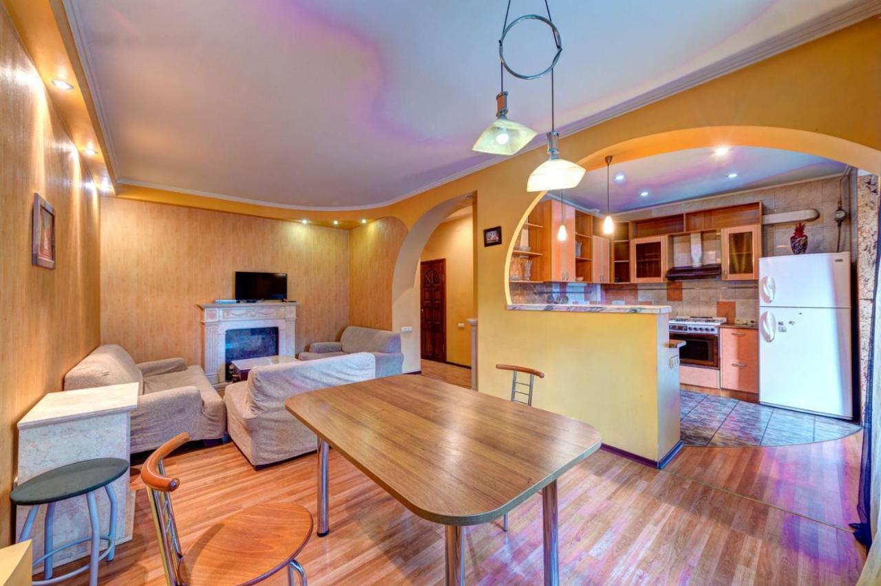 Three-Room Apartment Near Ocean Plaza キエフ エクステリア 写真