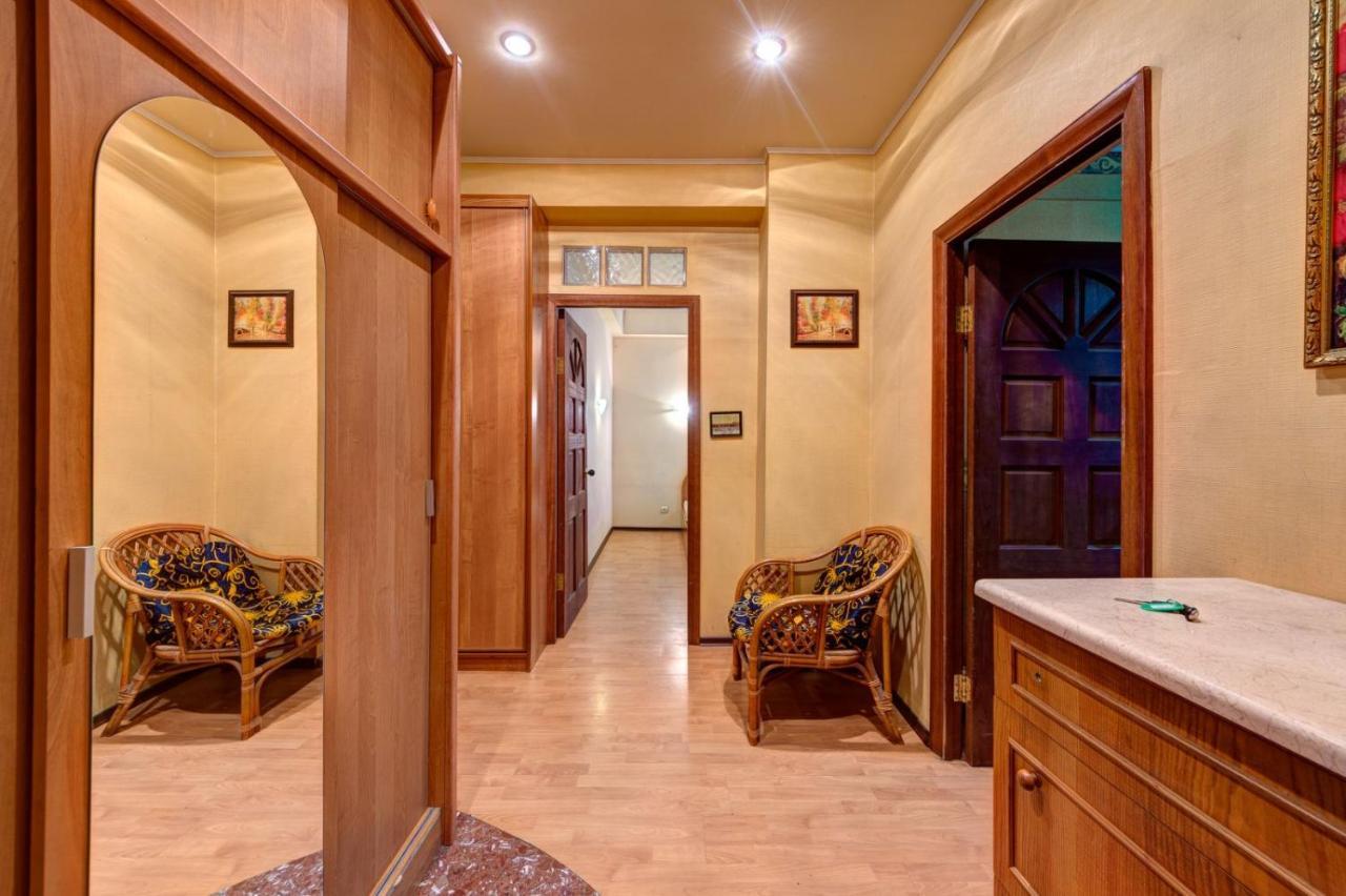 Three-Room Apartment Near Ocean Plaza キエフ エクステリア 写真