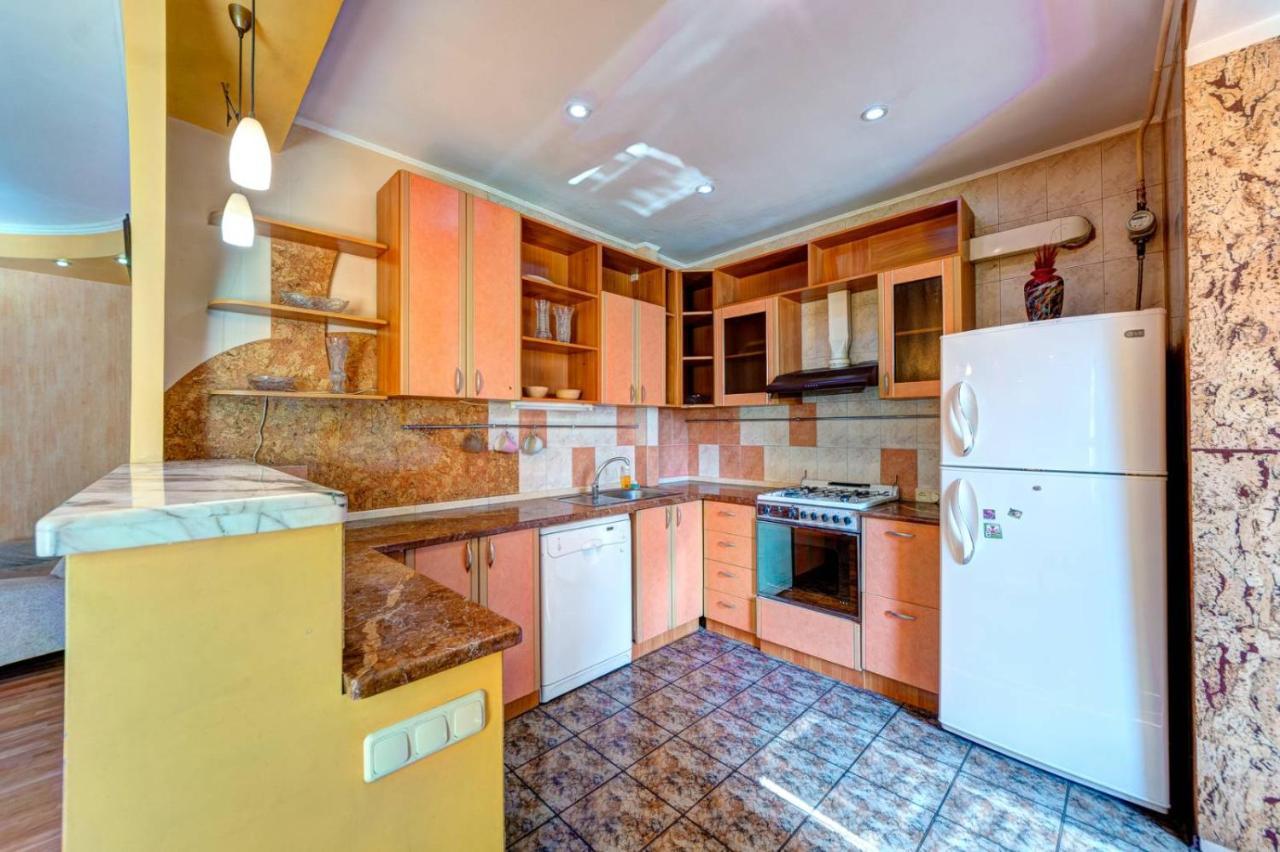 Three-Room Apartment Near Ocean Plaza キエフ エクステリア 写真