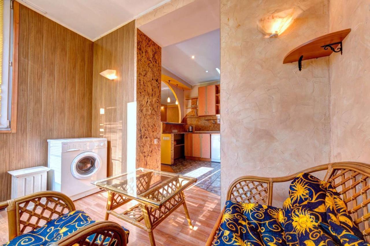 Three-Room Apartment Near Ocean Plaza キエフ エクステリア 写真