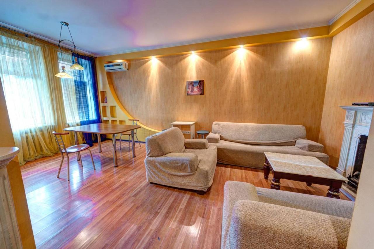 Three-Room Apartment Near Ocean Plaza キエフ エクステリア 写真