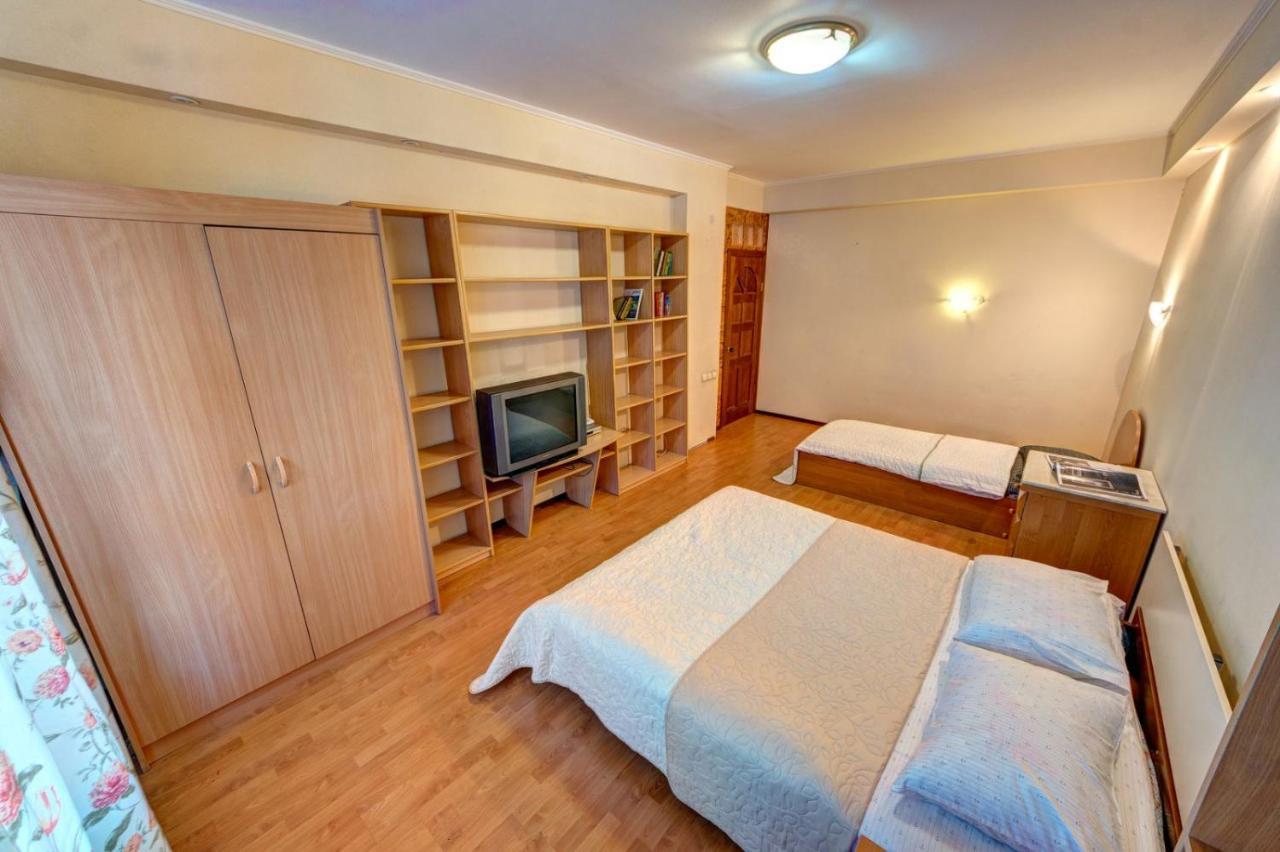 Three-Room Apartment Near Ocean Plaza キエフ エクステリア 写真