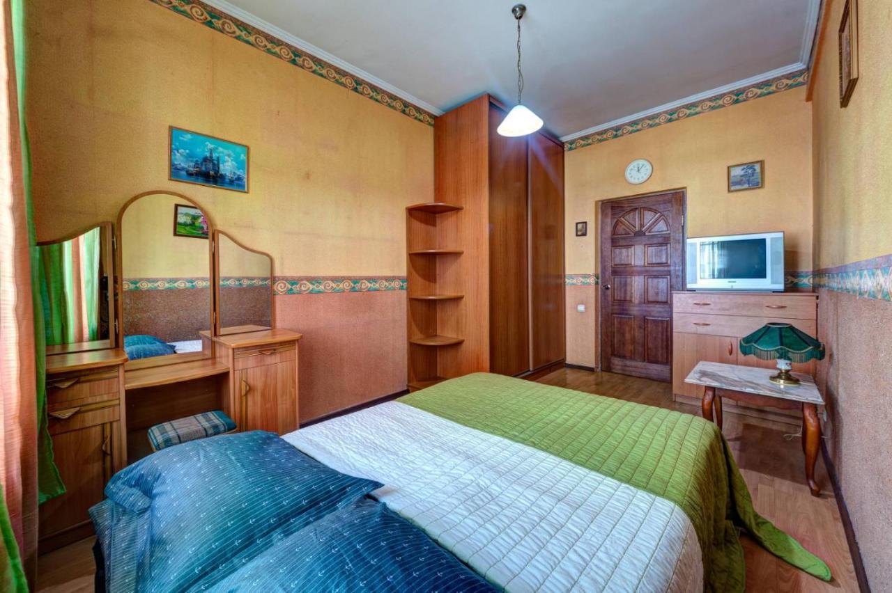 Three-Room Apartment Near Ocean Plaza キエフ エクステリア 写真