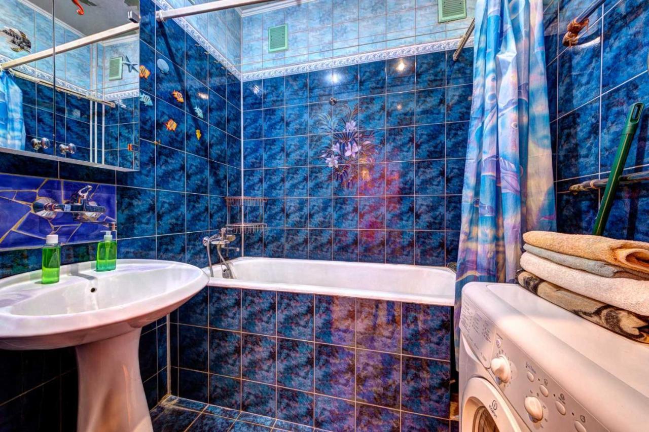 Three-Room Apartment Near Ocean Plaza キエフ エクステリア 写真